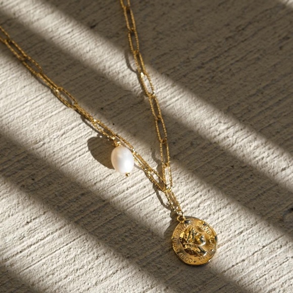 ✨CLOSING SALE✨ Retro Inspired Gold Elizabeth Coin Pearl Necklace - Picture 3 of 8